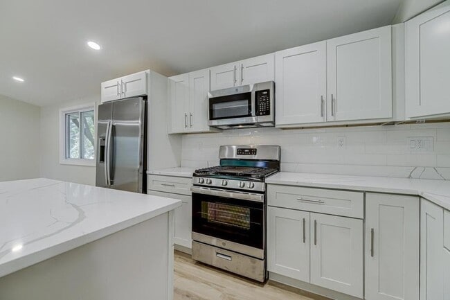 Building Photo - 835 Niagara Ln N