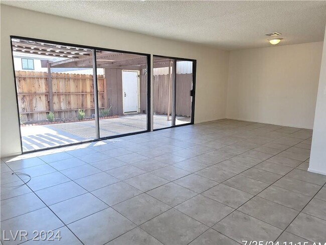 Building Photo - FANTASTIC SINGLE-STORY TOWNHOME JUST MINUT...
