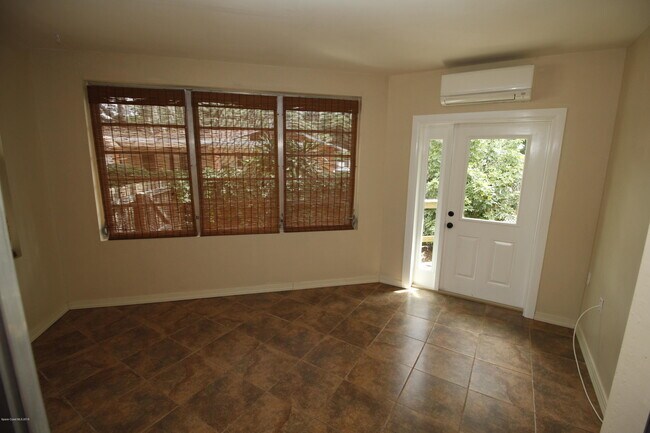 Building Photo - 2108 Oak St