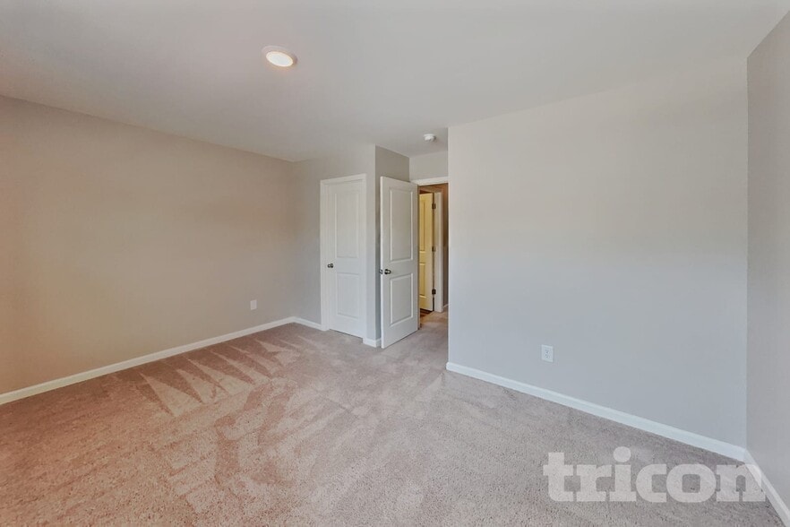 Building Photo - 105 Mdw Vis Ln