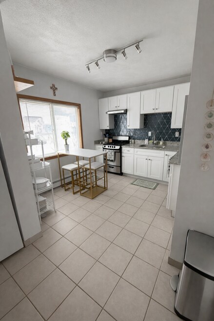 Building Photo - 585 Somerville Ave