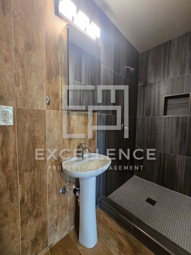 Building Photo - Beautiful 2/2 Duplex with Large Yard, Washer and Dryer and AC - Walk to Valley Fair