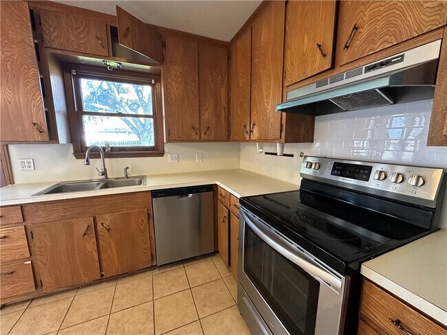 Building Photo - 117 Holly Dr