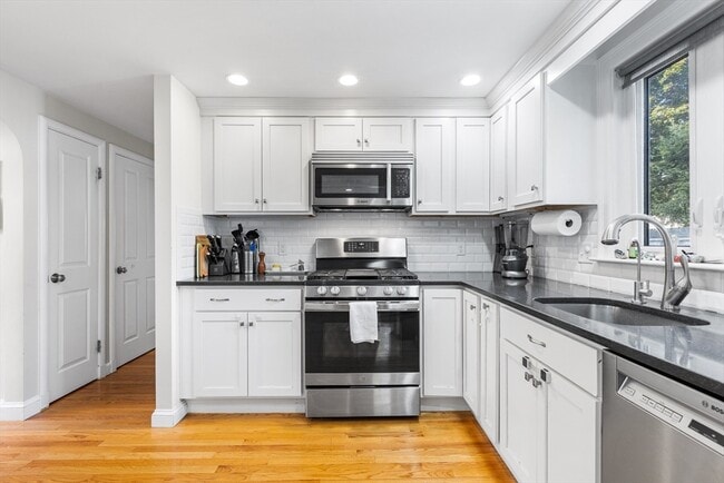 Building Photo - 142 Franklin St