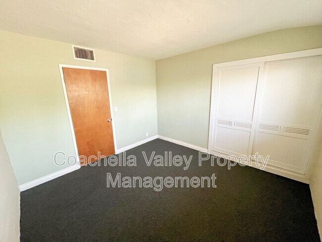 Building Photo - 1680 E Mesquite Ave