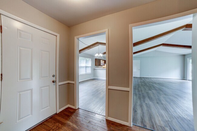 Building Photo - 4 Bed / 2 Bath In South Tulsa!