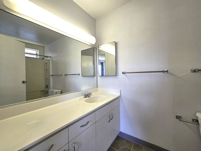 Building Photo - 2br/2bath Home with Garage in Waikele
