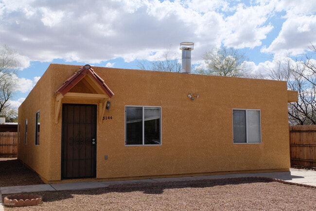 Building Photo - 3144 E Monte Vista Dr