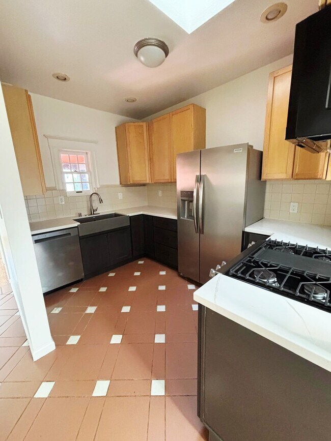 Building Photo - 823 Apgar St
