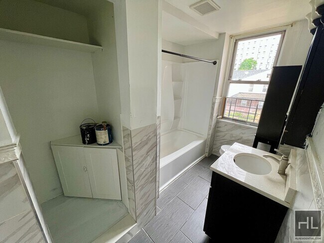 Building Photo - 3BR 1BA w/ On Site Laundry & In Fully Gut ...