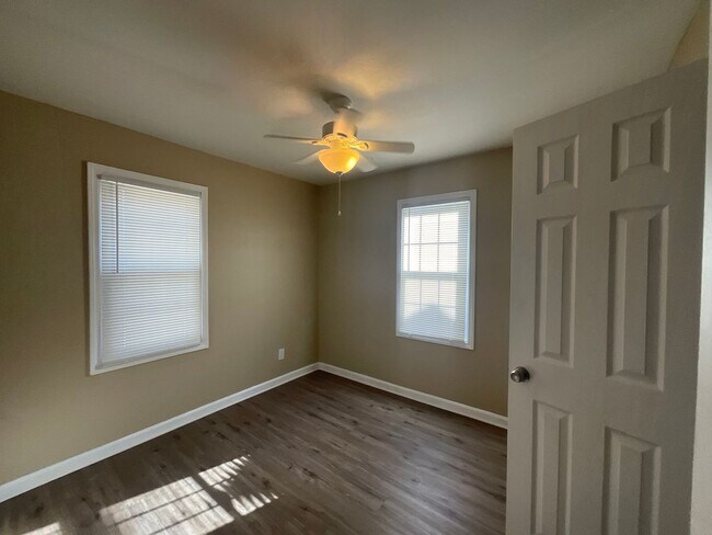 Building Photo - 2 Bedroom with move in special