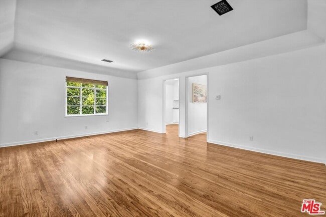 Building Photo - 350 S Roxbury Dr