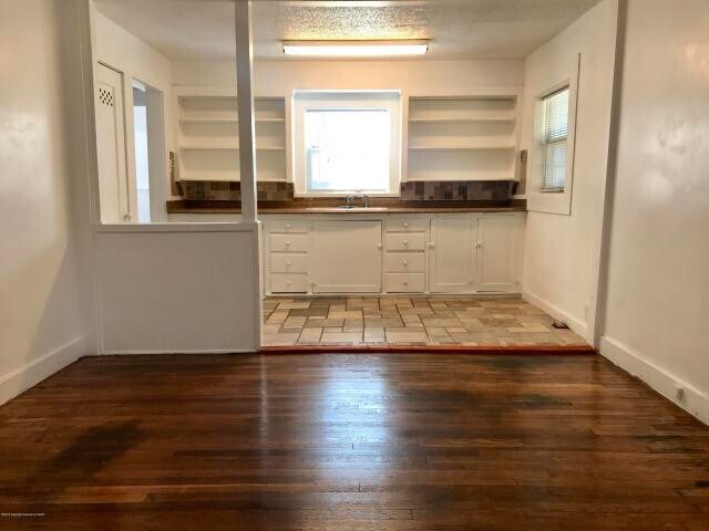 Building Photo - BIVINS ADORABLE 2BEDROOM 1BATH 1CAR GARAGE