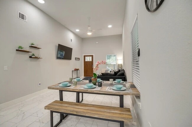 Building Photo - 3523 Bain St