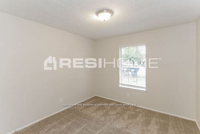 Building Photo - 913 Pepperidge Ct