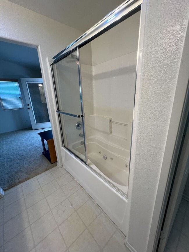 Building Photo - Spacious 6-Bedroom Home with Loft in Prime...