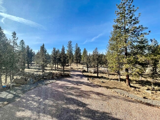 Building Photo - 69353 Hinkle Butte Dr