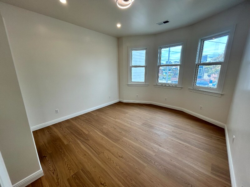 Building Photo - 129 Sagamore St