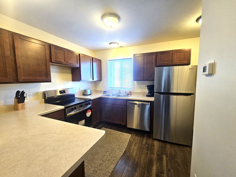 Building Photo - 3843 Vale Dr