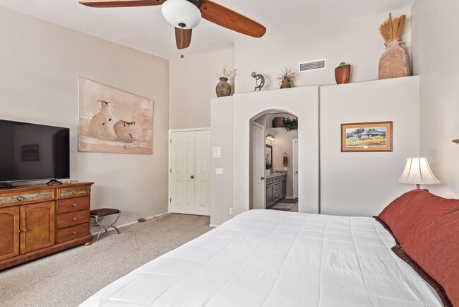 Building Photo - Gorgeous Winter Retreat - Fully Furnished