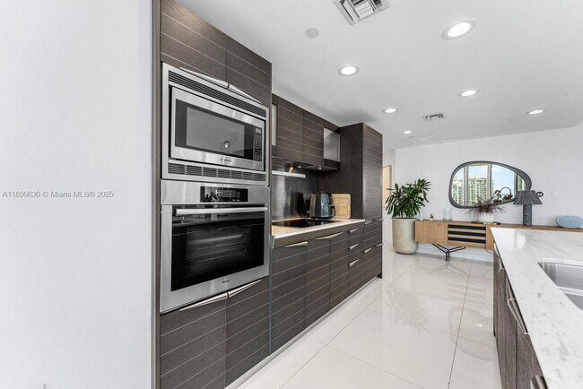 Building Photo - 200 Biscayne Blvd Way