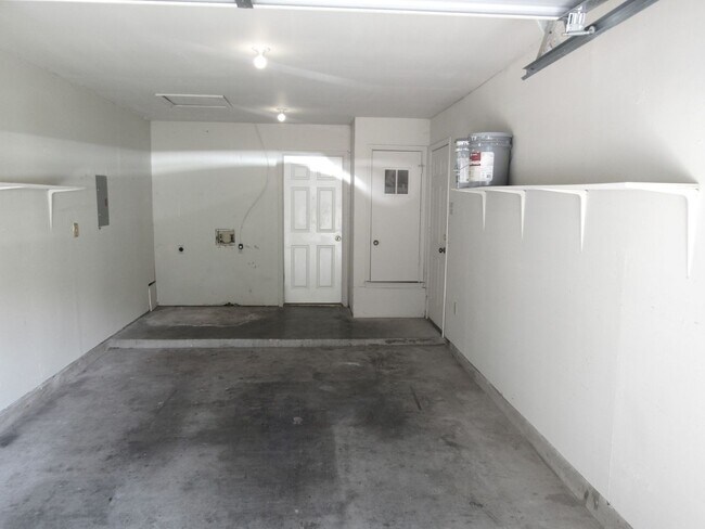 Building Photo - Amazing Lakeway Duplex!