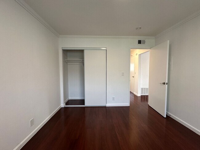 Building Photo - Updated 2 Bed / 1 Bath - Ground Floor Condo - Commuter-Friendly Location