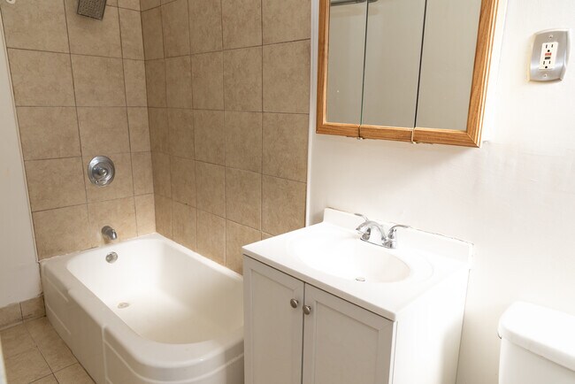 Building Photo - 940 E 48th St