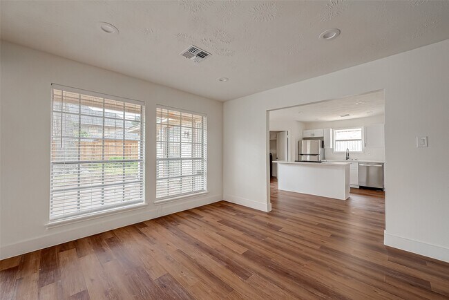 Building Photo - 934 Goldfinch Ave