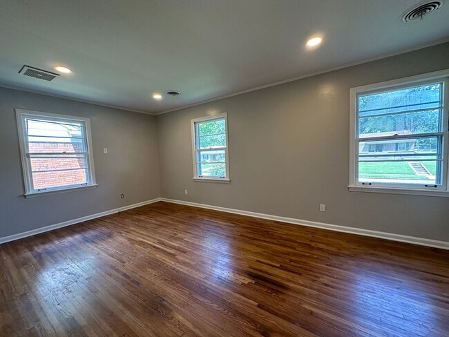 Building Photo - 1/2 OFF FIRST FULL MONTH'S RENT! Gated Par...