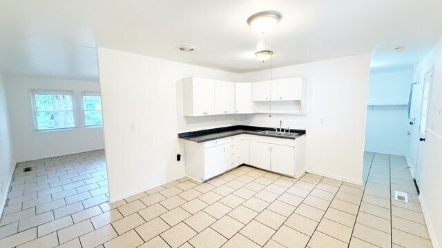 Building Photo - WEST SIDE 3 BEDROOM RANCH HOME AVAILABLE NOW!