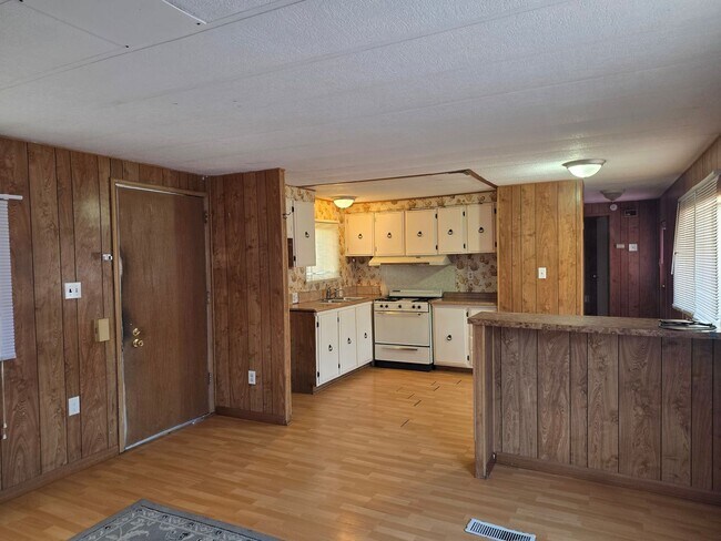 Building Photo - 2/bed 2/bath Single Wide Mobile located in...