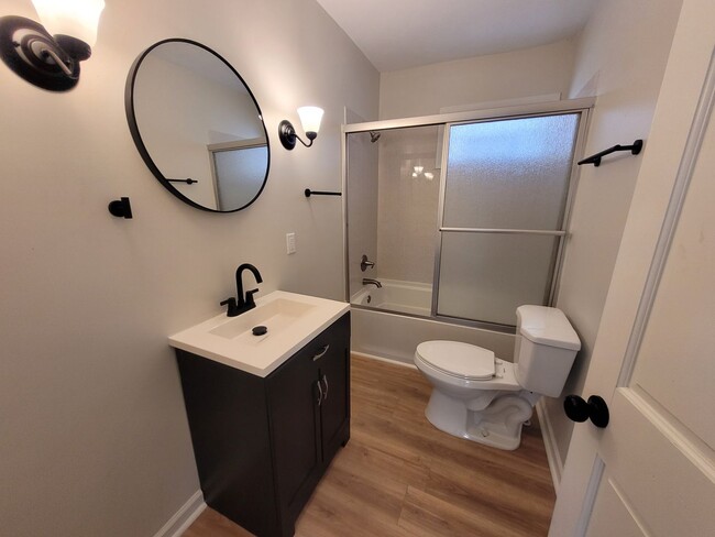Building Photo - 2 Bedroom Rental Home with mudroom and spa...