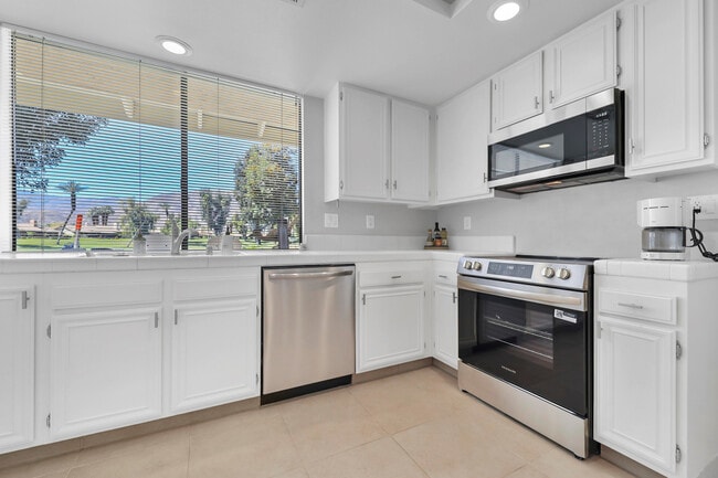 Building Photo - 175 Gran Via