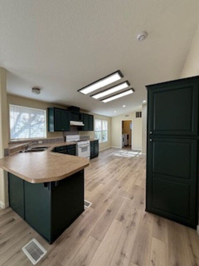 Building Photo - Auburn Cutie