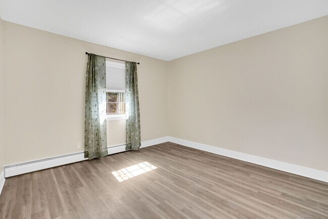 Building Photo - 549 Russell Rd
