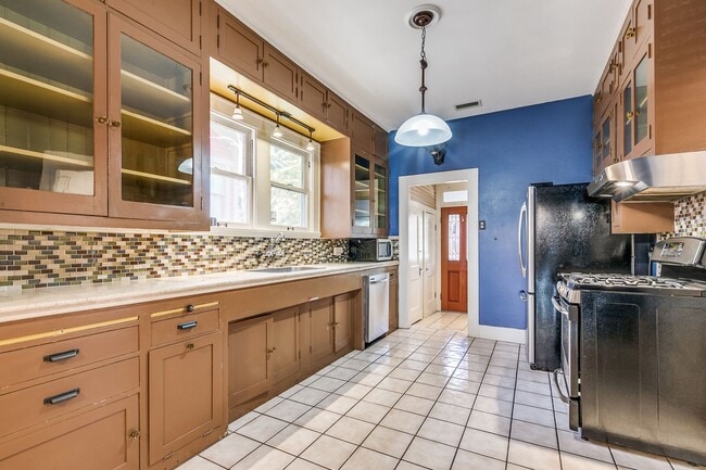 Building Photo - CHARMING 3-BEDROOM HOME IN MONTE VISTA