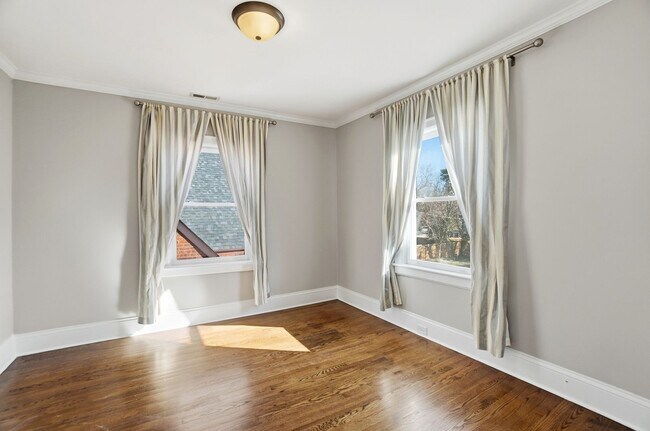 Building Photo - Historic Wesley Heights Home | Walkable to Uptown | 2 Primary Suites