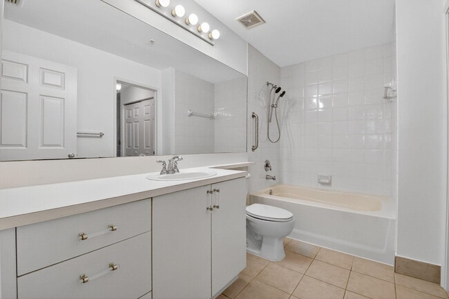 Building Photo - 630 S Sapodilla Ave