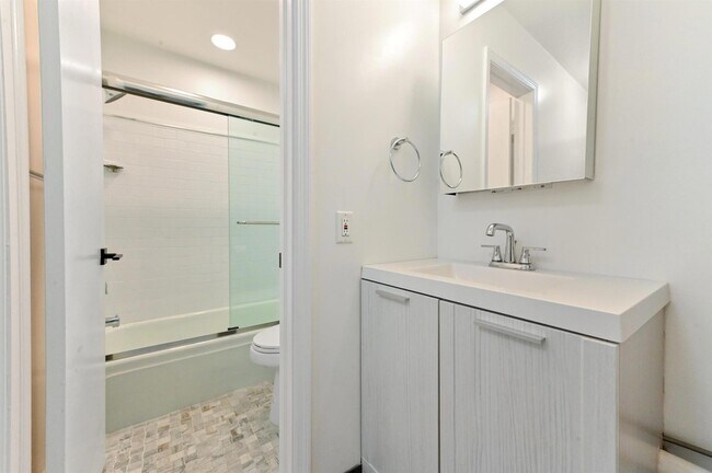 Building Photo - 6397 Bay Club Dr