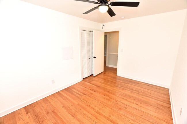 Building Photo - 3645 Shenandoah Dr