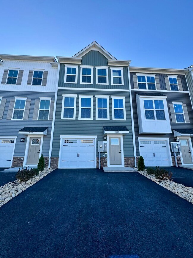 Primary Photo - Brand New Townhouse for Rent in Wingate
