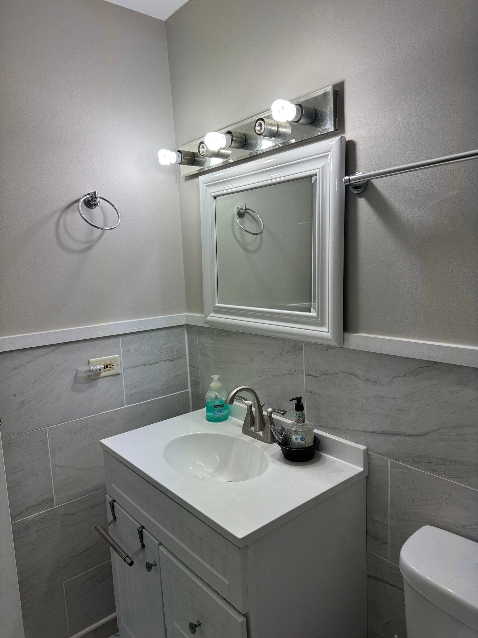 Building Photo - 252 Shorewood Dr