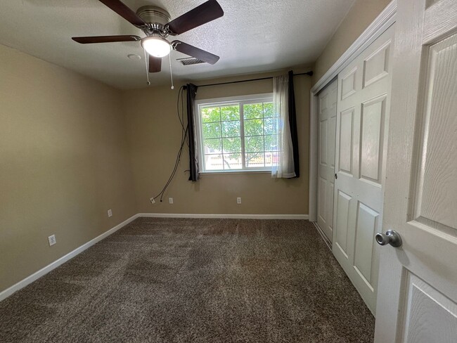Building Photo - 3 bdrm 2 bath house on quiet cul -de-sac w...