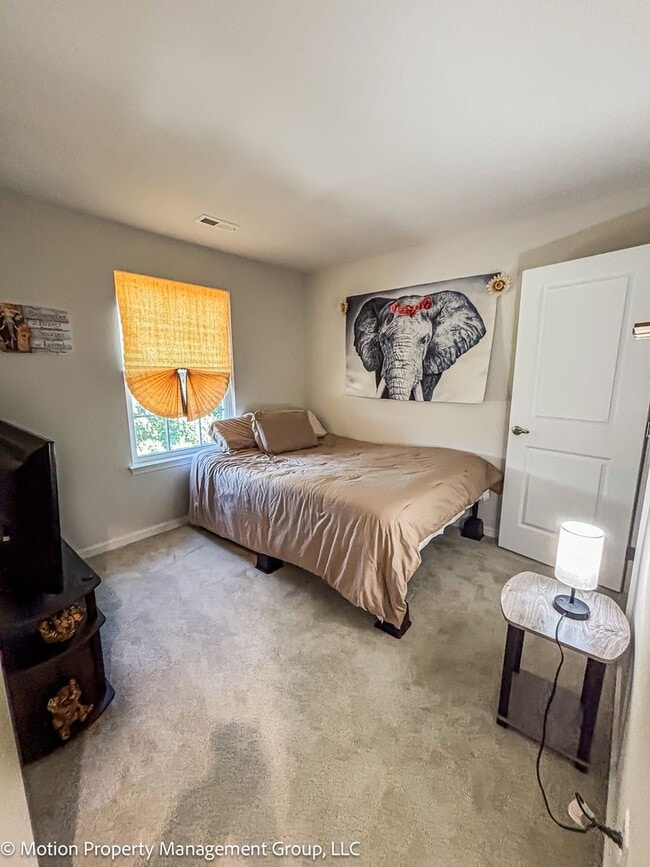 Building Photo - Fully Furnished Townhome!