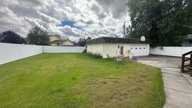 Building Photo - 2591 Riverview Dr