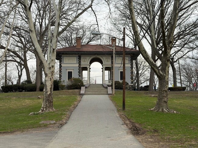 Building Photo - 7812 Hudson Ave