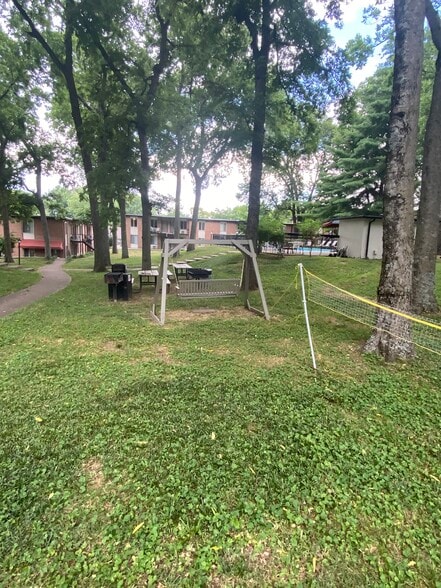 Building Photo - 2601 Hillsboro Pike