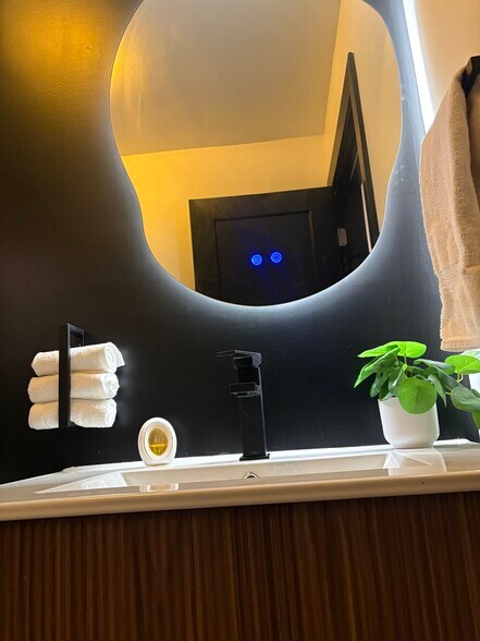 Building Photo - 1 E Scott St