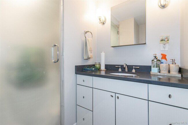 Building Photo - 12 Bond St